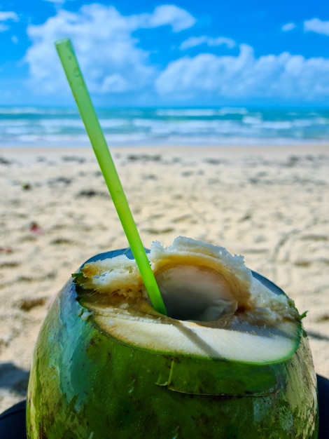 Koud kokoswater op het strand