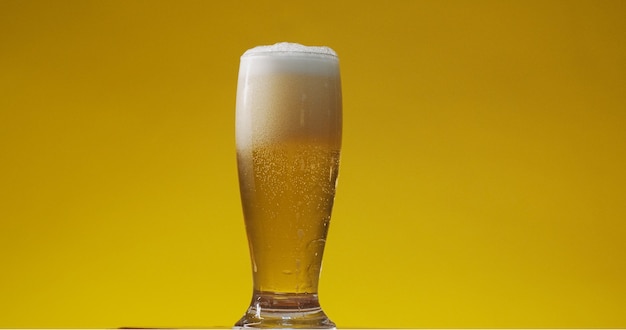 Koud licht bier in een glas met waterdruppels. Ambachtelijke bier close-up.