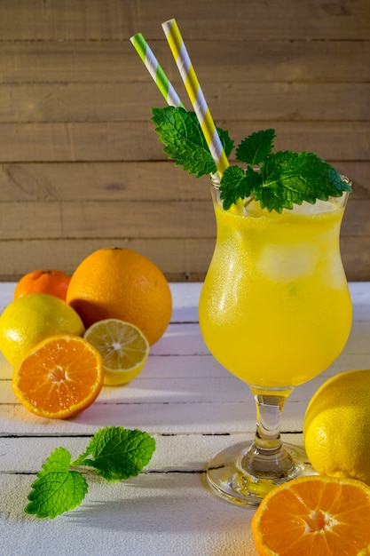 Koud verfrissende limonade met munt.