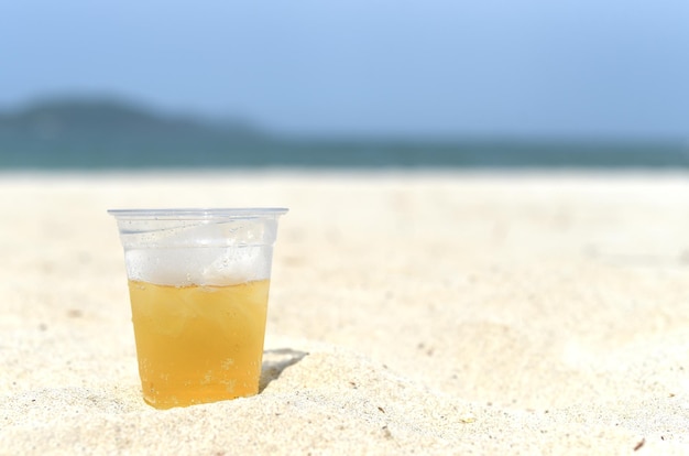 Koud Vietnamees bier in kop met ijs op wit zandstrand van Nha Trang Vietnam