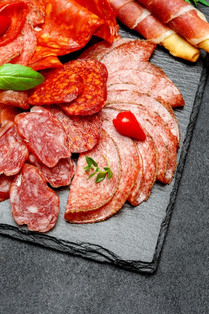 Koud vleesbord met salami en chorizo worst en parma