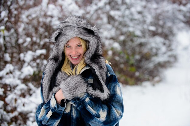 Koud winterweer gelukkig meisje spelen sneeuw winterdag wintervakantie mooie vrouw in warme jas