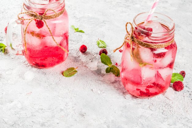 Koud zomers drankje, frambozensangria, limonade of mojito