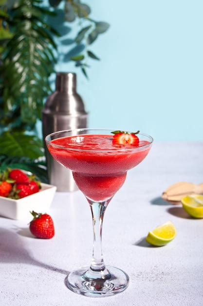 Koude aardbeienmargarita of daiquiri-cocktail met limoen en rum