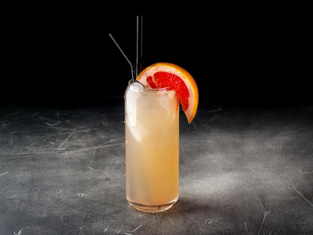 Koude alcoholische of niet-alcoholische cocktail met ijs op donkere achtergrond