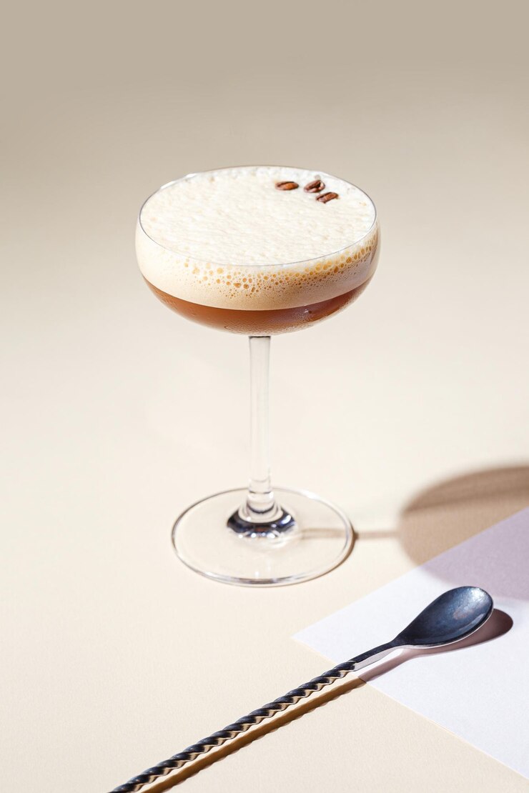 Koude alcoholische of niet-alcoholische cocktail op pastelachtergrond Hard licht diepe schaduw