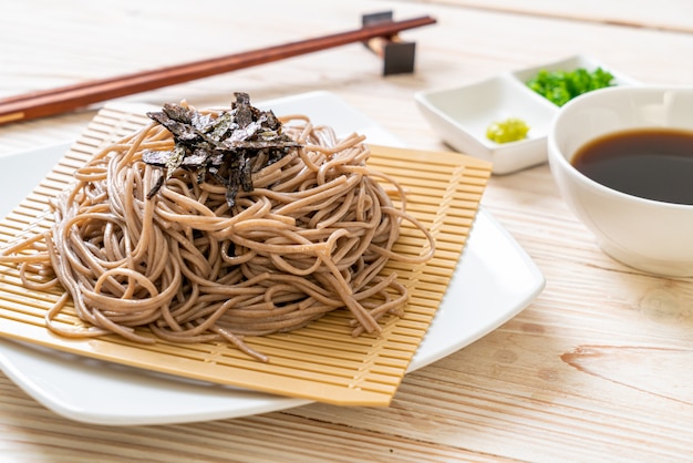 koude boekweit soba noedels of zaru ramen