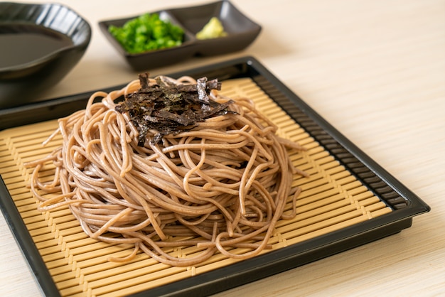 koude boekweit soba noedels of zaru ramen