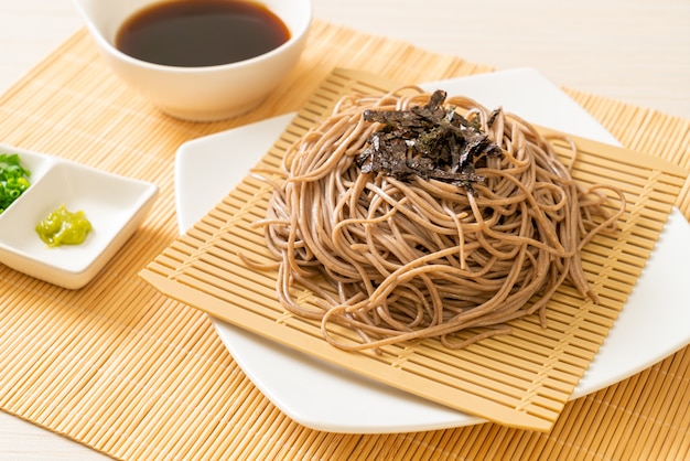 koude boekweit soba noedels of zaru ramen