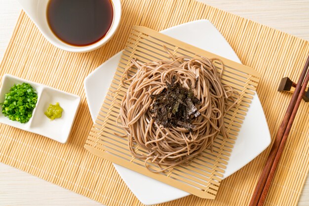 koude boekweit soba noedels of zaru ramen