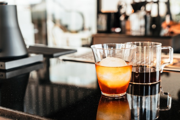 koude druppel arabica zwarte koffie in glas met ijsbal