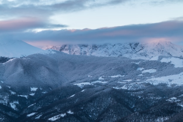 koude en besneeuwde zonsopgang in de bergen van Asturië