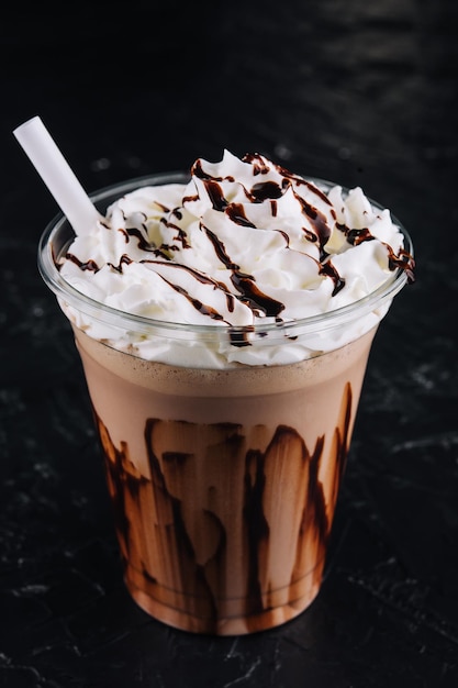 Koude Frappe-koffie met slagroom