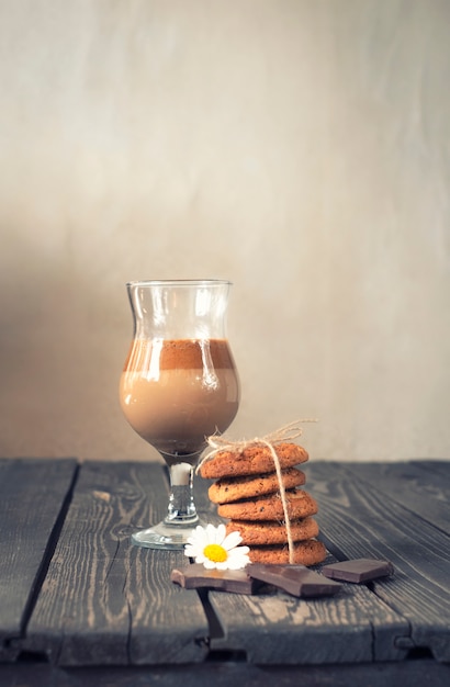 Koude koffie met melk en chocolade met koekjes