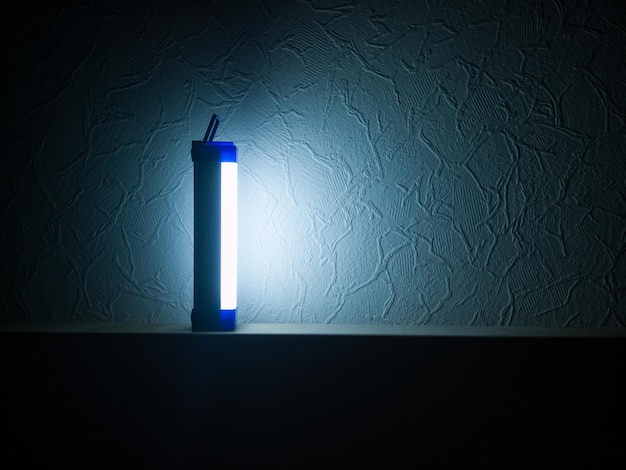 Koude LED-noodlamp in een appartement in het donker met vrije ruimte voor tekst aan de rechterkant