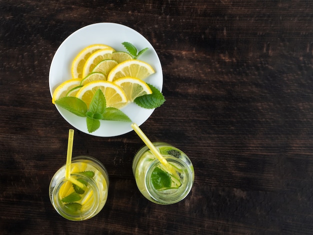 Koude limonade met ijs op houten achtergrond