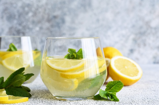 Koude limonade met munt op een concrete achtergrond