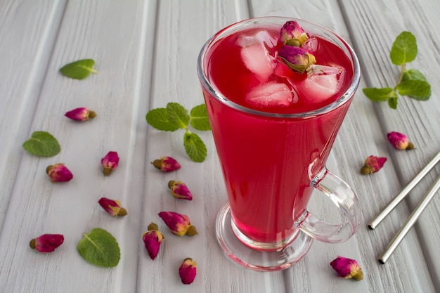Koude limonade of thee met roze rozen