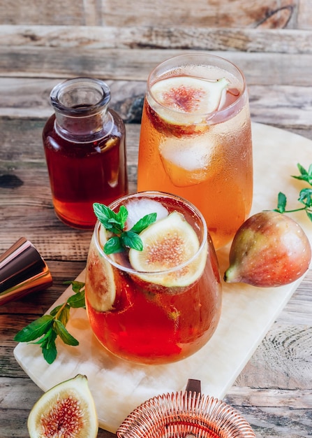 Koude limonadecocktail met vijgen op rustieke houten achtergrond Selectieve aandacht