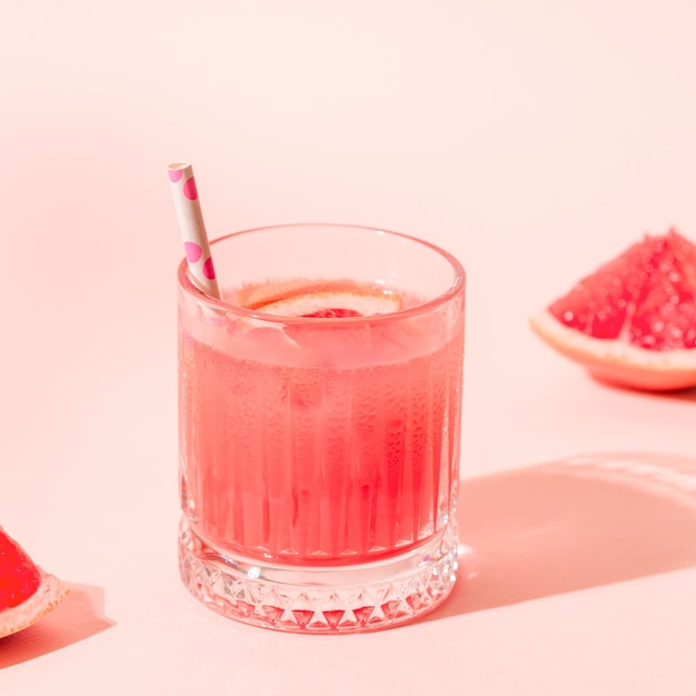 Koude limonadecocktail van vers grapefruitsap, alcohol en ijsblokjes
