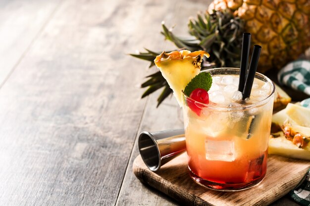 Koude mai tai cocktail met ananas en kersen