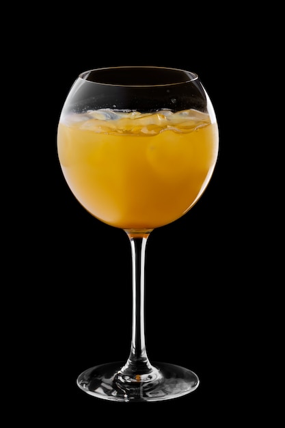 Koude sangria in geïsoleerd wijnglas