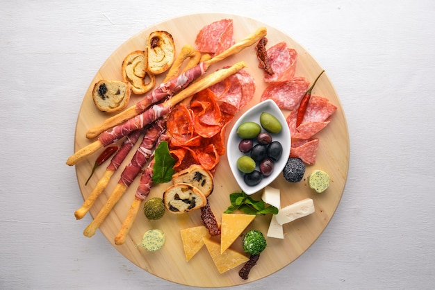 Foto koude snacks gehakte worst spek olijven olijven bovenaanzicht houten achtergrond vrije ruimte voor tekst