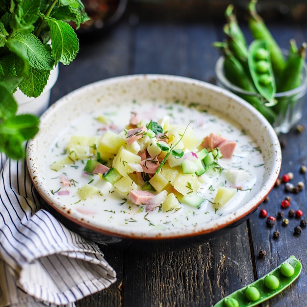 Koude soepgroenten greens okroshka tweede gangen eten