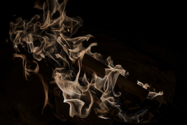Foto koude tongen van vlammen dansen 's nachts