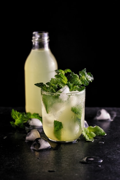 Koude verfrissende limonade met ijs en munt om je dorst te lessen in de zomer