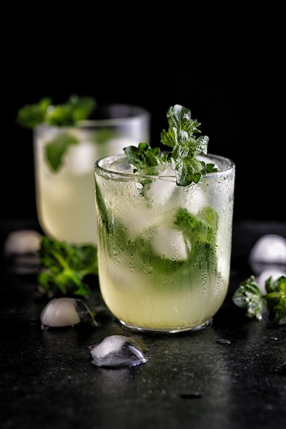 Koude verfrissende limonade met ijs en munt om je dorst te lessen in de zomer