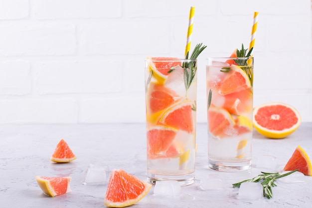 Koude verse zelfgemaakte limonade met grapefruitijs en rozemarijnkruiden. Detox frisdrank recept