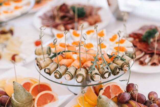 Foto koude vishapjes op de feesttafel