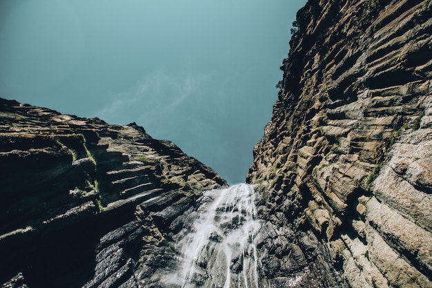 Koude waterval op een zonnige dag. Georgië