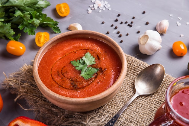Koude zomer gerecht van tomaten gazpacho soep