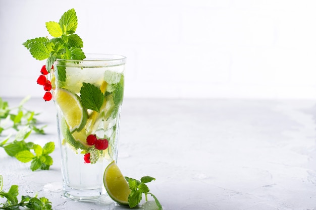 Koude zomer zelfgemaakte fruit en bessen limonade. Mojito, limonade of sangria in glas.