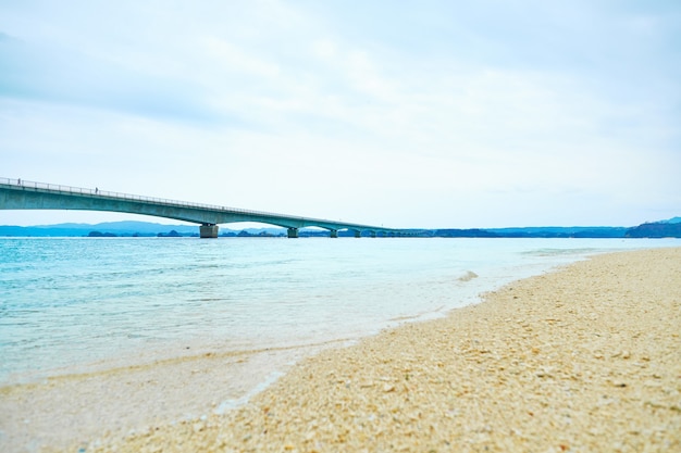 Kouri island bridge met prachtige zeeniveau met blauwe hemel in Okinawa, Japan