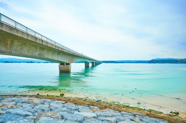 沖縄、日本の青い空と美しい海面の古宇利島橋