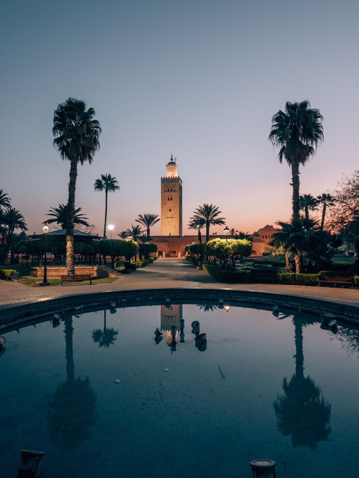 Foto koutoubia-moskee in marrakech marokko bij zonsopgang