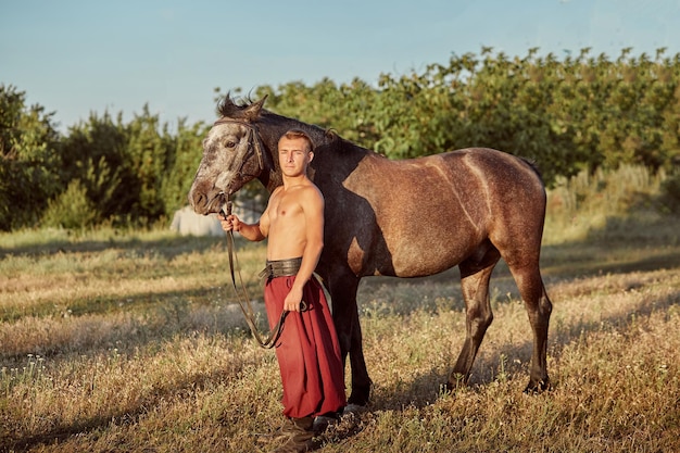 Kozak en zijn paard. Oekraïne. Zaporozhye Sech. Traditionele kleding van Kozakken.