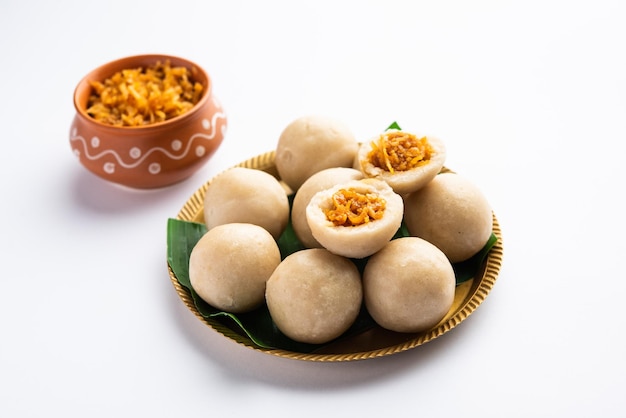 Kozhukatta or kolukattai pidi is Steamed dumplings made with rice flour filling coconut jaggery