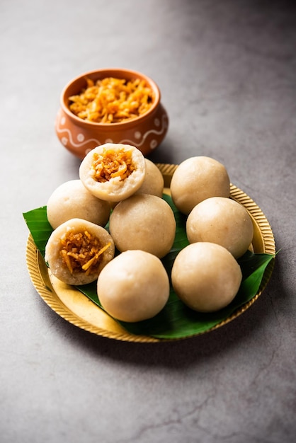 Kozhukatta or kolukattai pidi is Steamed dumplings made with rice flour filling coconut jaggery