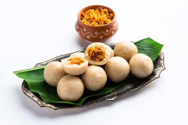 Foto kozhukatta o kolukattai pidi sono gnocchi al vapore fatti con farina di riso ripieno di jaggery di cocco