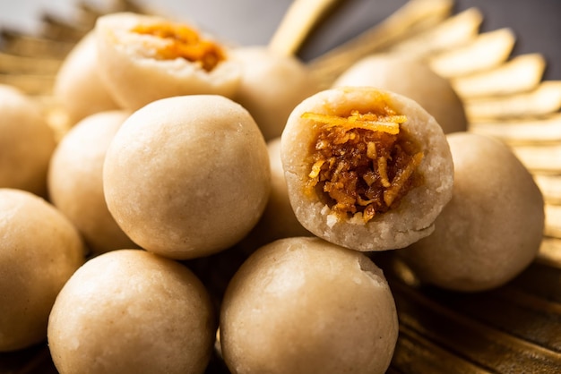 Kozhukatta or kolukattai pidi is Steamed dumplings made with rice flour filling coconut jaggery