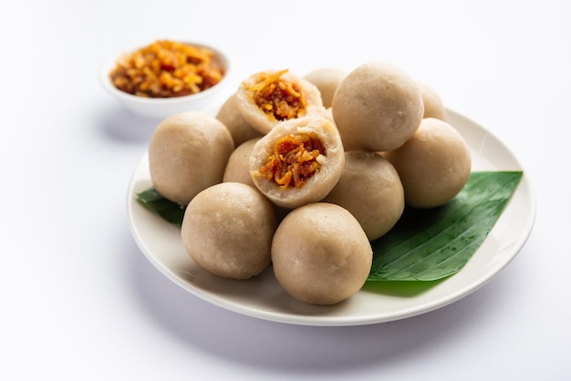 Kozhukatta or kolukattai pidi is Steamed dumplings made with rice flour filling coconut jaggery