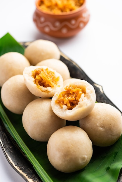 Kozhukatta of kolukattai pidi is gestoomde dumplings gemaakt met rijstmeel vullende kokosnoot rietsuiker