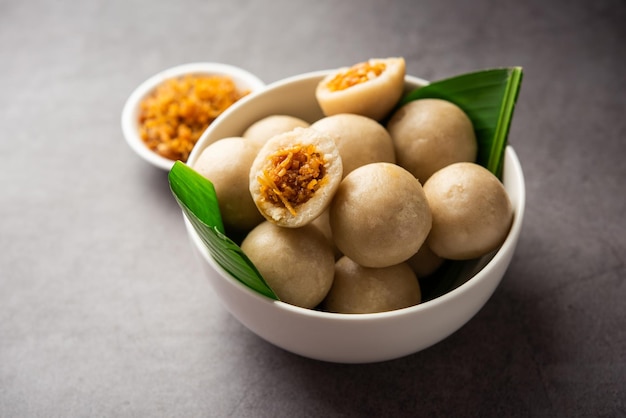 Kozhukatta of kolukattai pidi is gestoomde dumplings gemaakt met rijstmeel vullende kokosnoot rietsuiker