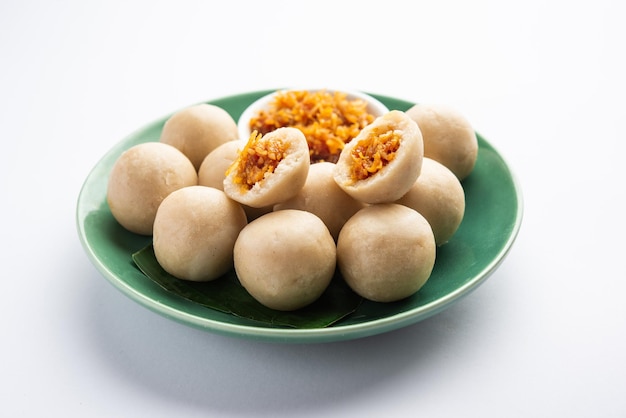 Kozhukatta of kolukattai pidi is gestoomde dumplings gemaakt met rijstmeel vullende kokosnoot rietsuiker
