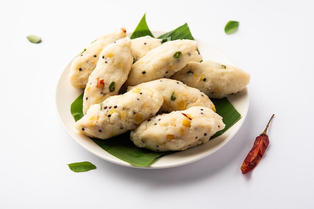 Kozhukatta Pidi는 kerala 쌀가루로 찐 스낵 식품으로 손가락 인상이 있습니다.