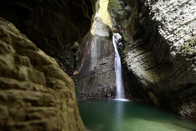 Cascata kozjak nella valle dell'isonzo